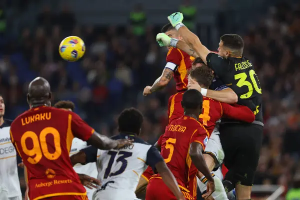 Roma, İtalya 06.11.2023: İtalya Serie A TIM 2023-2024 futbol karşılaşmasında Lecce Falcone, Roma Olimpiyat Stadyumu 'nda AS Romanlar ABD Lecce' ye karşı.