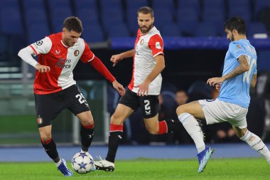 Roma, İtalya 07.11.2023: Feyenoord 'dan Santiago Gimenez, Feyenoord' dan Bart Nieuwkoop, Uefa Şampiyonlar Ligi 2023-2024 futbol karşılaşmasında Lazio 'dan Luis Alberto, Roma' daki Olimpiyat Stadyumu 'nda SS Lazio' dan Feyenoord 'a karşı E grubu.