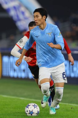 Roma, İtalya 07.11.2023: Lazio 'dan Daichi Kamada, Feyenoord' dan Ramiz Zerrouki Uefa Şampiyonlar Ligi 2023-2024, Roma 'daki Olimpiyat Stadyumu' nda SS Lazio Feyenoord 'a karşı E grubu arasında görev yapıyor..