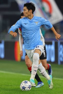 Roma, İtalya 07.11.2023: Lazio 'dan Daichi Kamada, Feyenoord' dan Ramiz Zerrouki Uefa Şampiyonlar Ligi 2023-2024, Roma 'daki Olimpiyat Stadyumu' nda SS Lazio Feyenoord 'a karşı E grubu arasında görev yapıyor..