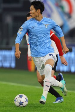 Roma, İtalya 07.11.2023: Lazio 'dan Daichi Kamada, Feyenoord' dan Ramiz Zerrouki Uefa Şampiyonlar Ligi 2023-2024, Roma 'daki Olimpiyat Stadyumu' nda SS Lazio Feyenoord 'a karşı E grubu arasında görev yapıyor..