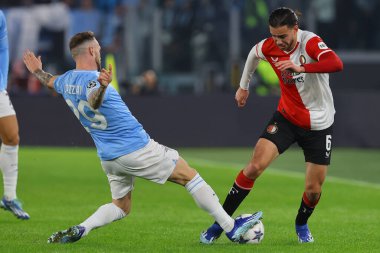 Roma, İtalya 07.11.2023: Lazio 'dan Manuel Lazzari, Feyenoord' dan Ramiz Zerrouki Uefa Şampiyonlar Ligi 2023-2024, E grubu, Roma 'daki Olimpiyat Stadyumu' nda SS Lazio Feyenoord 'a karşı..