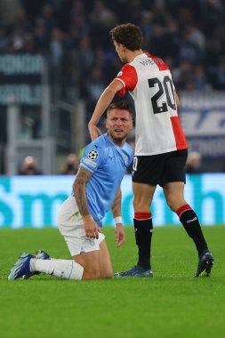 Roma, İtalya 07.11.2023: Lazio 'lu Ciro Immobile, Uefa Şampiyonlar Ligi 2023-2024 futbolu sırasında Feyenoord' lu Mats Wieffer, E grubu, SS Lazio ile Feyenoord arasındaki Roma Olimpiyat Stadyumu.