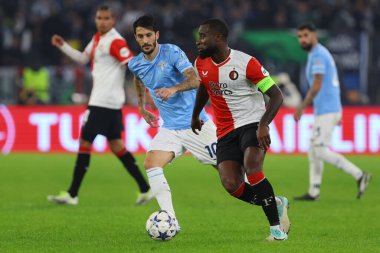 Roma, İtalya 07.11.2023: Lazio 'dan Luis Alberto, Feyenoord' dan Lutsharel Geertruida, Uefa Şampiyonlar Ligi 2023-2024, E grubu, SS Lazio Feyenoord 'a karşı Roma Olimpiyat Stadyumu' nda mücadele ediyor..
