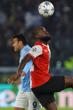 Roma, İtalya 07.11.2023: Lazio 'lu Pedro, Feyenoord' lu Lutsharel Geertruida Uefa Şampiyonlar Ligi 2023-2024, E grubu, SS Lazio Feyenoord 'a karşı Roma Olimpiyat Stadyumu' nda mücadele ediyor..