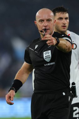 Roma, İtalya 07.11.2023: Hakem Szymon Marciniak Uefa Şampiyonlar Ligi 2023-2024, E grubu, SS Lazio ile Feyenoord arasında Roma Olimpiyat Stadyumu 'nda serbest vuruş yaptı..