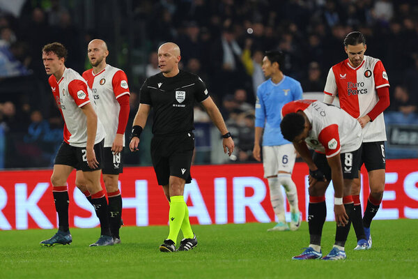 Рим, Италия 07.11.2023: Рефери Шимон Марсиняк во время матча Лиги чемпионов УЕФА 2023 / 2024, группа Е, между SS Lazio и Feyenoord на Олимпийском стадионе в Риме.