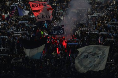 Roma, İtalya 07.11.2023: Lazio taraftarları Uefa Şampiyonlar Ligi 2023-2024, E grubu, SS Lazio Feyenoord ile Roma Olimpiyat Stadyumu arasındaki tribünlerde bayrak sallıyorlar..