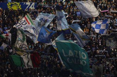 Roma, İtalya 07.11.2023: Lazio taraftarları Uefa Şampiyonlar Ligi 2023-2024, E grubu, SS Lazio Feyenoord ile Roma Olimpiyat Stadyumu arasındaki tribünlerde bayrak sallıyorlar..