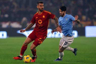 Roma, İtalya 12.11.2023: Roma 'dan Leonardo Spinazzola, İtalya' dan Luis Alberto, Roma 'daki Olimpiyat Stadyumu' ndaki SS Lazio 'ya karşı AS Roma maçında oynanan İtalya Serisi A TIM 2023-2024 12 gününde faaliyet gösteriyor..