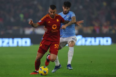 Roma, İtalya 12.11.2023: Roma 'dan Leonardo Spinazzola, İtalya' dan Luis Alberto, Roma 'daki Olimpiyat Stadyumu' ndaki SS Lazio 'ya karşı AS Roma maçında oynanan İtalya Serisi A TIM 2023-2024 12 gününde faaliyet gösteriyor..