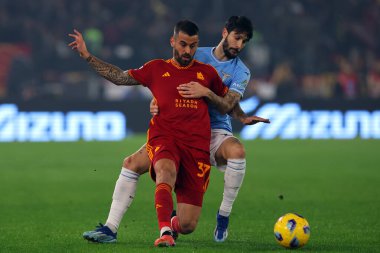 Roma, İtalya 12.11.2023: Roma 'dan Leonardo Spinazzola, İtalya' dan Luis Alberto, Roma 'daki Olimpiyat Stadyumu' ndaki SS Lazio 'ya karşı AS Roma maçında oynanan İtalya Serisi A TIM 2023-2024 12 gününde faaliyet gösteriyor..