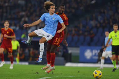 Roma, İtalya 12.11.2023: Lazio 'dan Matteo Guendouzi, Roma' dan Evan Ndicka İtalya Serisi A TIM 2023-2024 12 gün süren derbi futbol karşılaşması sırasında Roma 'daki Olimpiyat Stadyumu' nda SS Lazio AS Roma 'ya karşı..
