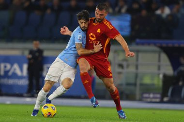 Roma, İtalya 12.11.2023: Lazio 'dan Luis Alberto, Roma' dan Bryan Cristante İtalya Serie A TIM 2023-2024 12 gün süren derbi karşılaşmasında Roma 'daki Olimpiyat Stadyumu' nda SS Lazio AS Roma 'ya karşı..