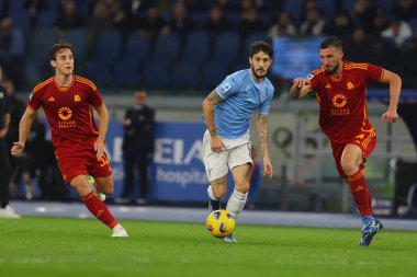 Roma, İtalya 12.11.2023: Romanlardan Edoardo Bove, Lazio 'dan Luis Alberto, Roma' dan Bryan Cristante İtalya Serie A TIM 2023-2024 12 gün boyunca Roma 'daki Olimpiyat Stadyumu' nda oynanan derbi karşılaşmasında SS Lazio AS Roma 'ya karşı..