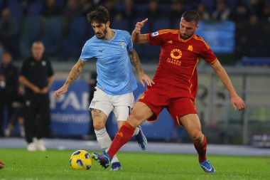 Roma, İtalya 12.11.2023: Lazio 'dan Luis Alberto, Roma' dan Bryan Cristante İtalya Serie A TIM 2023-2024 12 gün süren derbi karşılaşmasında Roma 'daki Olimpiyat Stadyumu' nda SS Lazio AS Roma 'ya karşı..