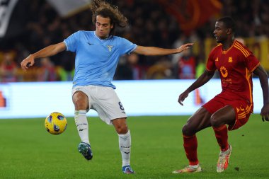 Roma, İtalya 12.11.2023: Lazio 'dan Matteo Guendouzi, Roma' dan Evan Ndicka İtalya Serisi A TIM 2023-2024 12 gün süren derbi futbol karşılaşması sırasında Roma 'daki Olimpiyat Stadyumu' nda SS Lazio AS Roma 'ya karşı..