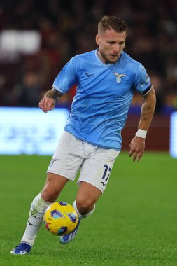 Roma, İtalya 12.11.2023: Lazio 'lu Ciro Immobile İtalya Serie A TIM 2023-2024 12 gün boyunca Roma' daki Olimpiyat Stadyumu 'nda SS Lazio' nun AS Roma 'ya karşı oynadığı derbi maçı sırasında hareket halindeydi..