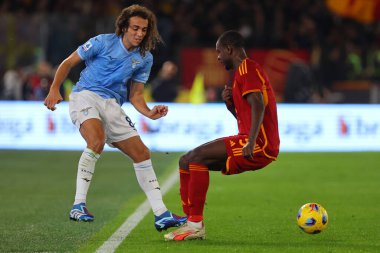 Roma, İtalya 12.11.2023: Lazio 'dan Matteo Guendouzi, Roma' dan Evan Ndicka İtalya Serisi A TIM 2023-2024 12 gün süren derbi futbol karşılaşması sırasında Roma 'daki Olimpiyat Stadyumu' nda SS Lazio AS Roma 'ya karşı..