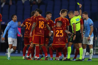 Roma, İtalya 12.11.2023: Roma 'daki Roma' dan Gianluca Mancini 'nin faullü maçından sonra Lazio' nun Ciro Immobile 'i için sarı kart Serie A TIM 2023-2024 12, Roma' daki Olimpiyat Stadyumu 'nda SS Lazio' nun AS Roma 'ya karşı oynadığı derbi maçı..