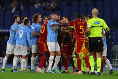 Roma, İtalya 12.11.2023: Roma 'daki Roma' dan Gianluca Mancini 'nin faullü maçından sonra Lazio' nun Ciro Immobile 'i için sarı kart Serie A TIM 2023-2024 12, Roma' daki Olimpiyat Stadyumu 'nda SS Lazio' nun AS Roma 'ya karşı oynadığı derbi maçı..