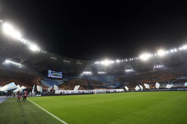 Roma, İtalya 12.11.2023: İtalya Serie A TIM 2023-2024 tarihleri arasında Roma 'daki Olimpiyat Stadyumu' nda oynanan SS Lazio-AS Roma maçında Roma ve Lazio taraftarlarının tribünlerinde koreografi.