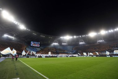Roma, İtalya 12.11.2023: İtalya Serie A TIM 2023-2024 tarihleri arasında Roma 'daki Olimpiyat Stadyumu' nda oynanan SS Lazio-AS Roma maçında Roma ve Lazio taraftarlarının tribünlerinde koreografi.