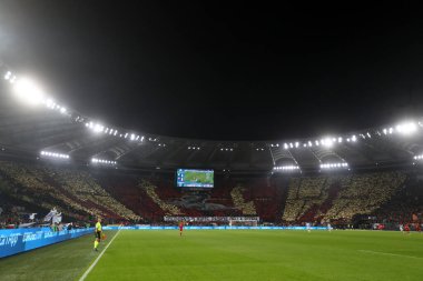 Roma, İtalya 12.11.2023: İtalya Serie A TIM 2023-2024 tarihleri arasında Roma 'daki Olimpiyat Stadyumu' nda oynanan SS Lazio-AS Roma maçında Roma ve Lazio taraftarlarının tribünlerinde koreografi.