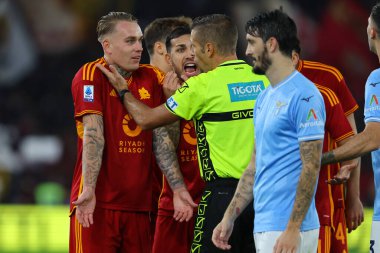 Roma, İtalya 12.11.2023: Roma 'dan Rick Kasdorp İtalya Serisi A TIM 2023-2024 12 gün süren derbi karşılaşmasında hakemle birlikte Roma' daki Olimpiyat Stadyumu 'nda SS Lazio' ya karşı AS Roma maçında protesto gösterisi düzenledi..