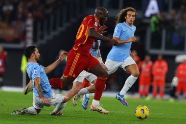 Roma, İtalya 12.11.2023: Lazio 'dan Danilo Cataldi, Roma' dan Romelu Lukaku İtalya Serisi A TIM 2023-2024 12 gün süren müsabaka sırasında Roma 'daki Olimpiyat Stadyumu' nda SS Lazio AS Roma 'ya karşı..