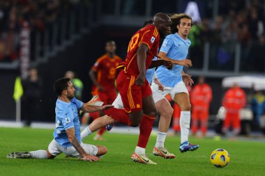 Roma, İtalya 12.11.2023: Lazio 'dan Danilo Cataldi, Roma' dan Romelu Lukaku İtalya Serisi A TIM 2023-2024 12 gün süren müsabaka sırasında Roma 'daki Olimpiyat Stadyumu' nda SS Lazio AS Roma 'ya karşı..