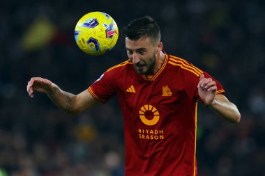 Roma, İtalya 12.11.2023: İtalyan Bryan Cristante İtalya Serie A TIM 2023-2024 gününde Roma 'daki Olimpiyat Stadyumu' nda oynanan derbi maçı SS Lazio - AS Roma.