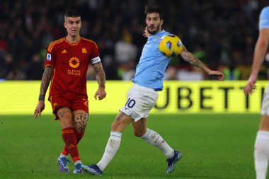 Roma, İtalya 12.11.2023: Romanlardan Gianluca Mancini, Lazio 'dan Luis Alberto İtalya Serisi A TIM 2023-2024 12 gün süren derbi futbol karşılaşmasında Roma' daki Olimpiyat Stadyumu 'nda SS Lazio AS Roma' ya karşı..