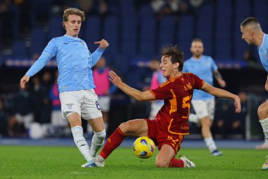 Roma, İtalya 12.11.2023: Lazio 'dan Nicolo Rovella, Roma' dan Edoardo Bove İtalya Serisi A TIM 2023-2024 12 gün süren derbi futbol karşılaşmasında Roma 'daki Olimpiyat Stadyumu' nda SS Lazio AS Roma 'ya karşı..