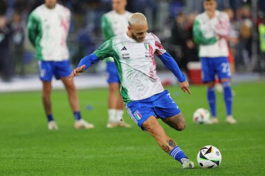 Roma, İtalya 17.11.2023: İtalyan Federico Dimarco UEFA EURO 2024, Avrupa Kalifiye Grubu, C grubu, İtalya Kuzey Makedonya 'ya karşı Roma' daki OLYMPIC STADIUM maçından önce ısındı 