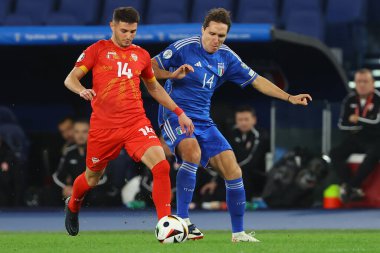 Roma, İtalya 17.11.2023: Makedon Dimoski, İtalyan Federico Chiesa futbol maçı sırasında UEFA EURO 2024, Avrupalı EURO 2024, C grubu, İtalya Kuzey Makedonya 'ya karşı OLMPIC STADIUM Roma' da 