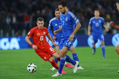 Roma, İtalya 17.11.2023: İtalyan Giacomo Bonaventura, UEFA EURO 2024 futbol karşılaşmasında Makedon Alioski, Avrupa Kalifiye Grubu, C grubu, İtalya OLMPIC STADIUM 'da Kuzey Makedonya' ya karşı Roma 