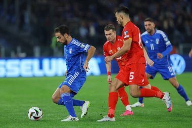 Roma, İtalya 17.11.2023: İtalyan Giacomo Bonaventura, UEFA EURO 2024 futbol karşılaşmasında Makedon Muslliu, Avrupa Kalifiye Grubu, C grubu, İtalya, Roma 'daki OLYMPIC STADIUM' da Kuzey Makedonya 'ya karşı 