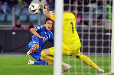 Roma, İtalya 17.11.2023: İtalyan Federico Chiesa, UEFA EURO 2024 futbol karşılaşmasında Makedon Dimitrievski, Avrupa Kalifiye Grubu, C grubu, İtalya Kuzey Makedonya 'ya karşı Roma' daki OLMPIC STADIUM 'da 