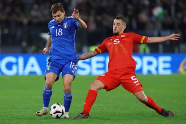 Roma, İtalya 17.11.2023: İtalyan Nicolo Barella, UEFA EURO 2024 futbol karşılaşmasında Makedon Ademi, Avrupa Kalifiye Grubu, C grubu, İtalya Kuzey Makedonya 'ya karşı Roma' daki OLMPIC STADIUM 'da eylem halinde 