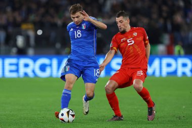 Roma, İtalya 17.11.2023: İtalyan Nicolo Barella, UEFA EURO 2024 futbol karşılaşmasında Makedon Ademi, Avrupa Kalifiye Grubu, C grubu, İtalya Kuzey Makedonya 'ya karşı Roma' daki OLMPIC STADIUM 'da eylem halinde 