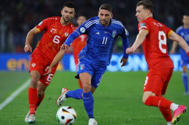 Roma, İtalya 17.11.2023: İtalyan Domenico Berardi, UEFA EURO 2024 futbol karşılaşmasında Makedon Muslliu, Avrupa Kalifiye Grubu, C grubu, İtalya, Roma 'daki OLYMPIC STADIUM' da Kuzey Makedonya 'ya karşı 