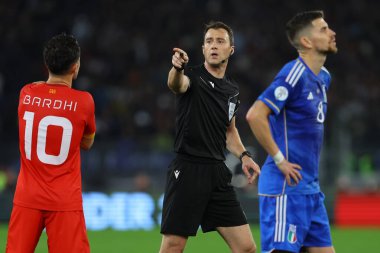 Roma, İtalya 17.11.2023: Hakem Felix Zwayer (GER) futbol maçı sırasında UEFA EURO 2024, Avrupa Kalifiye Grubu, C grubu, İtalya Kuzey Makedonya 'ya karşı Roma' daki OLMPIC STADIUM 'da eylem halinde 