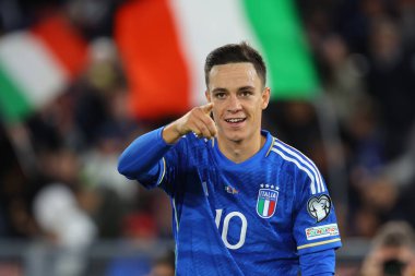 Roma, İtalya 17.11.2023: İtalyan Giacomo Raspadori golü attı ve UEFA EURO 2024, Avrupalı EURO, C grubu, Roma 'daki OLYMPIC STADIUM' da İtalya 'ya karşı Kuzey Makedonya maçında takımla birlikte kutladı. 