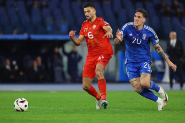 Roma, İtalya 17.11.2023: Makedon Muslliu, İtalyan Zaniolo UEFA EURO 2024 futbol karşılaşmasında, Avrupa Kalifiye Grubu, C grubu, İtalya Kuzey Makedonya 'ya karşı Roma' daki OLYMPIC STADIUM 'da eylem halinde 