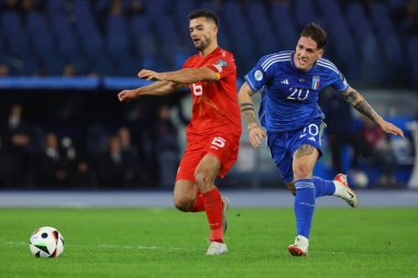 Roma, İtalya 17.11.2023: Makedon Muslliu, İtalyan Zaniolo UEFA EURO 2024 futbol karşılaşmasında, Avrupa Kalifiye Grubu, C grubu, İtalya Kuzey Makedonya 'ya karşı Roma' daki OLYMPIC STADIUM 'da eylem halinde 