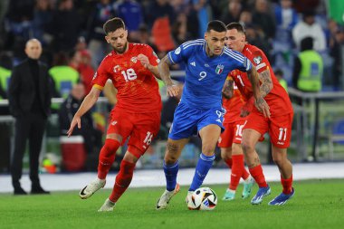 Roma, İtalya 17.11.2023: Makedonya 'dan Alimi, İtalya' dan Scamacca futbol maçı sırasında UEFA EURO 2024, Avrupa Kalifiye Grubu, İtalya 'dan Kuzey Makedonya' ya karşı Roma 'daki OLYMPIC STADIUM 