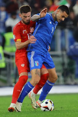 Roma, İtalya 17.11.2023: Makedonya 'dan Alimi, UEFA EURO 2024 futbol karşılaşmasında İtalyan Scamacca, Avrupa Kalifiye Grubu, C grubu, İtalya Kuzey Makedonya' ya karşı Roma 'daki OLMPIC STADIUM' da 