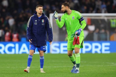 Roma, İtalya 17.11.2023: İtalyan Jorginho, UEFA EURO 2024, Avrupalı EURO, C grubu, Roma 'daki OLYMPIC STADIUM' da İtalyan Donnarumma ile yanlış penaltı tartışıyor 
