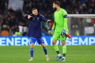 Roma, İtalya 17.11.2023: İtalyan Jorginho, UEFA EURO 2024, Avrupalı EURO, C grubu, Roma 'daki OLYMPIC STADIUM' da İtalyan Donnarumma ile yanlış penaltı tartışıyor 